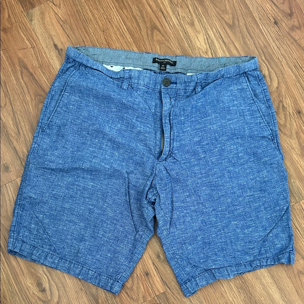 Banana Republic Chambray Blue Men's Flat-Front Shorts - Size 34